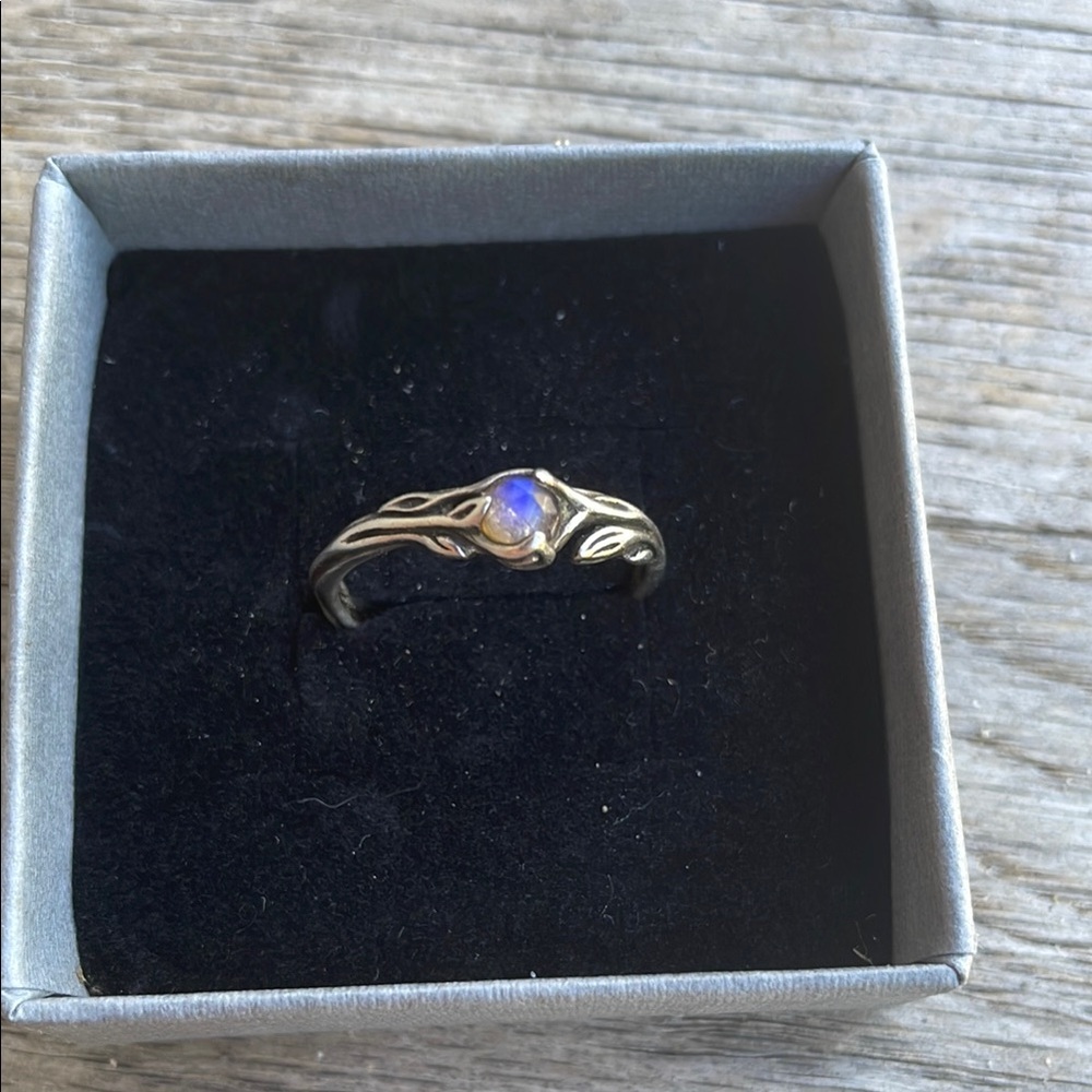 Size 7 silver leaf-inspired ring with faceted moonstone